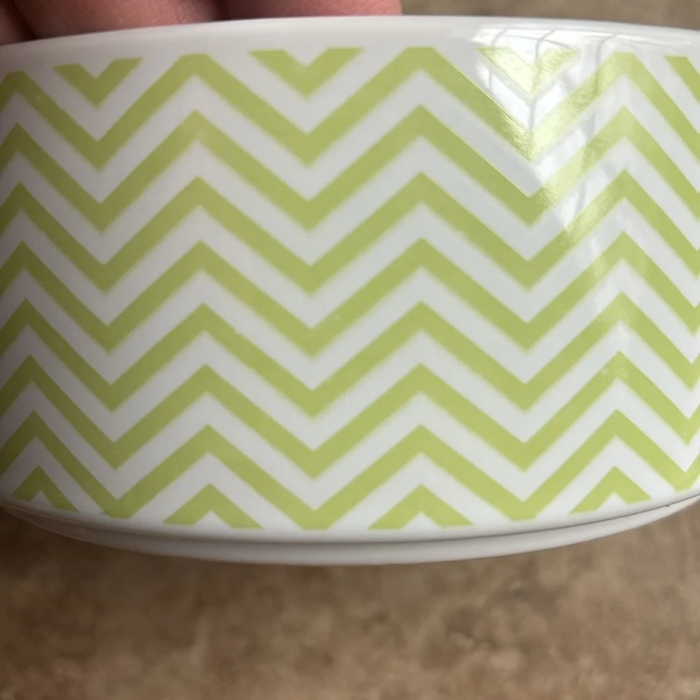 petrageous designs round white